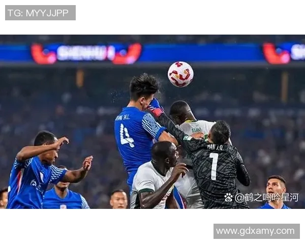 足球明星乘坐大巴的神秘身份揭晓引发球迷热议 足球明星乘坐大巴的神秘身份揭晓引发球迷热议